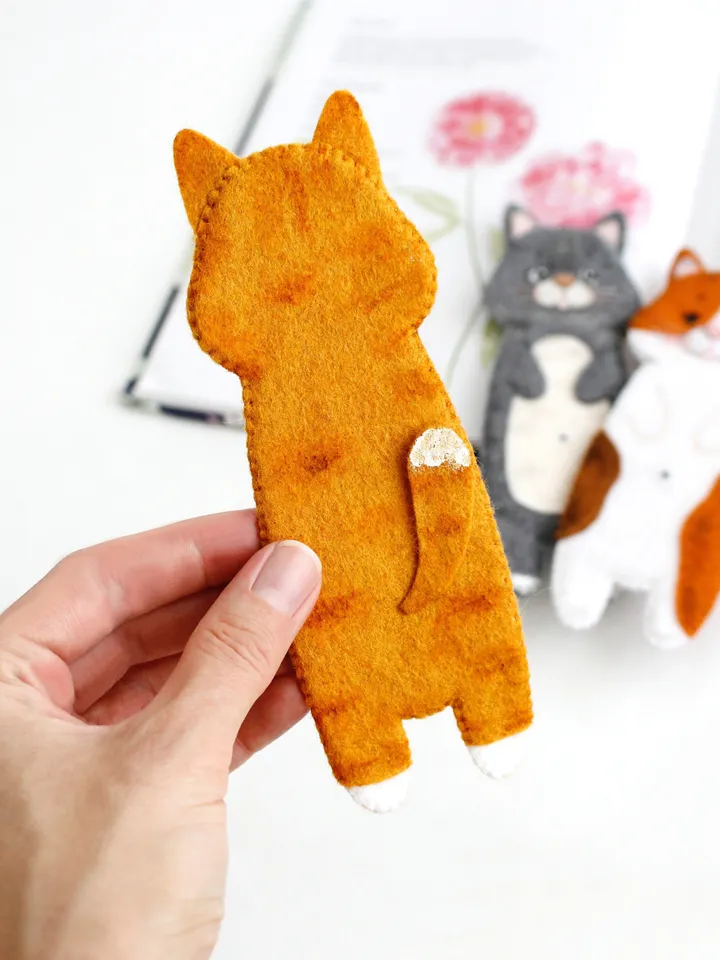 Felt long cats bookmarks hand sewing PDF tutorial with patterns. DIY cat bookmarks. Book and pets lover gift. Felt school supplies