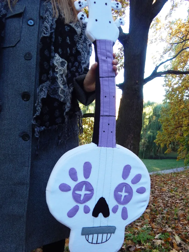Vampirina's guitar