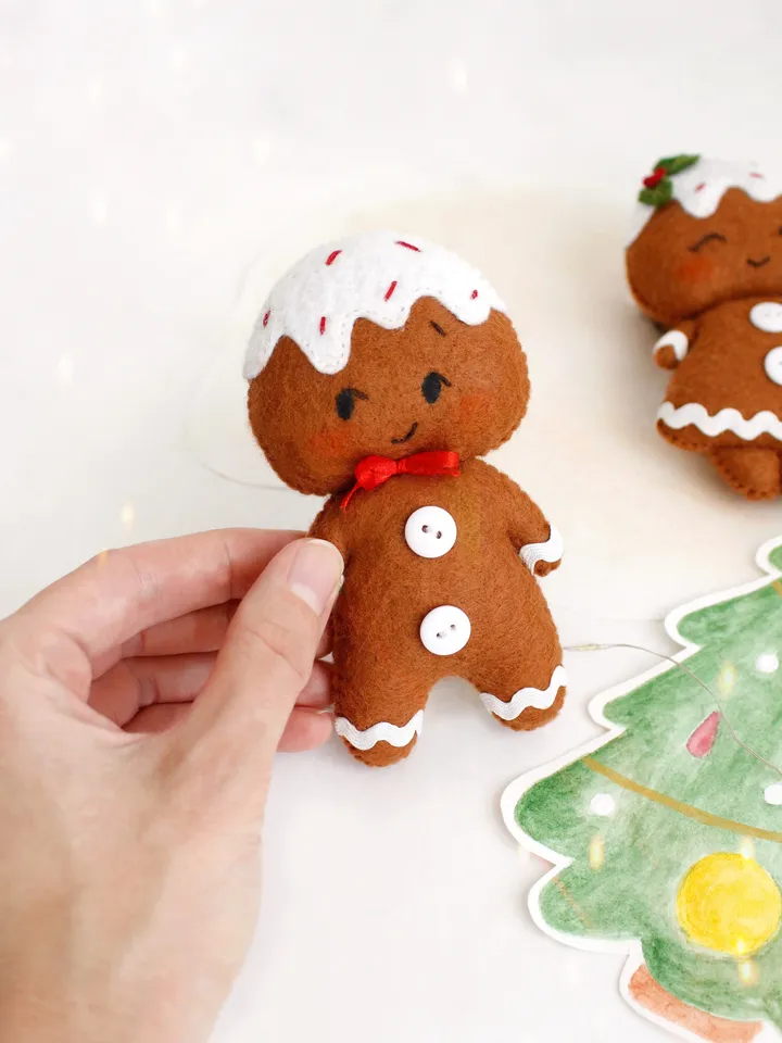 Felt gingerbread boy and girl hand sewing PDF tutorial with patterns. DIY Christmas tree ornaments. Soft toy pattern