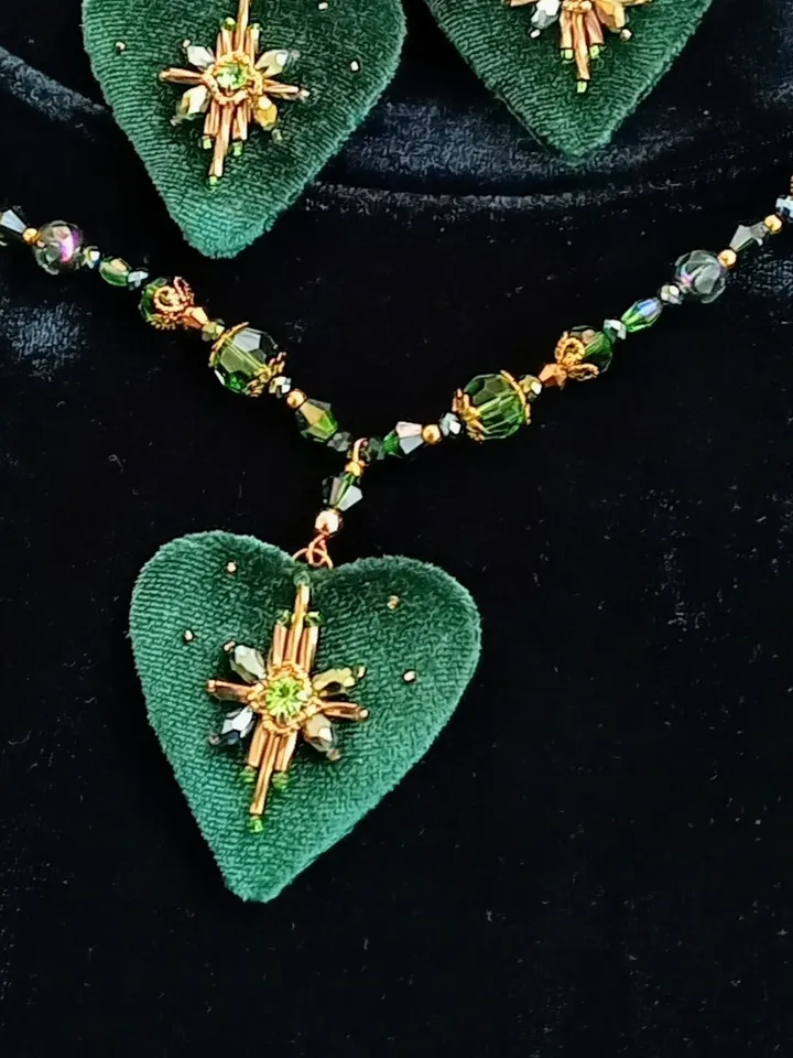 Handmade emerald heart jewelry set necklace choker and earrings, valentines day gift, heart shaped jewelry, love gift