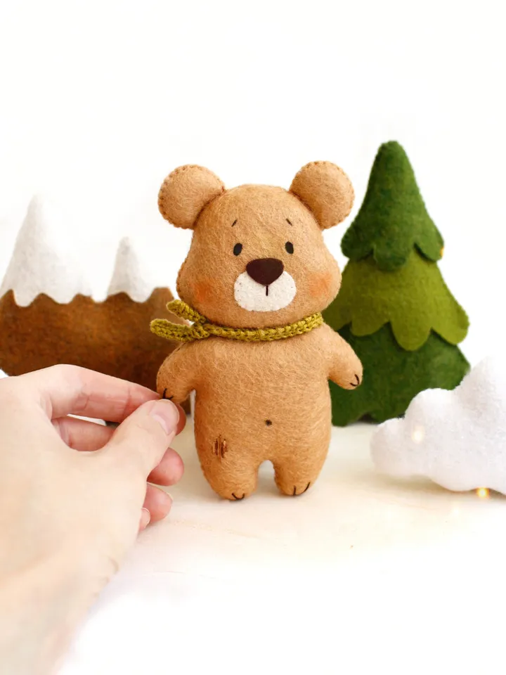 Felt woodland bear with clouds, spruce tree and mountain garland hand sewing PDF tutorial with patterns. DIY forest nursery wall and baby cot decoration