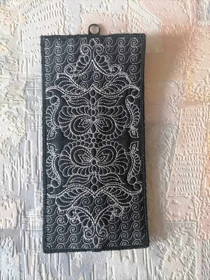 Machine Embroidery Design Key holder design and master class in trapunto technique