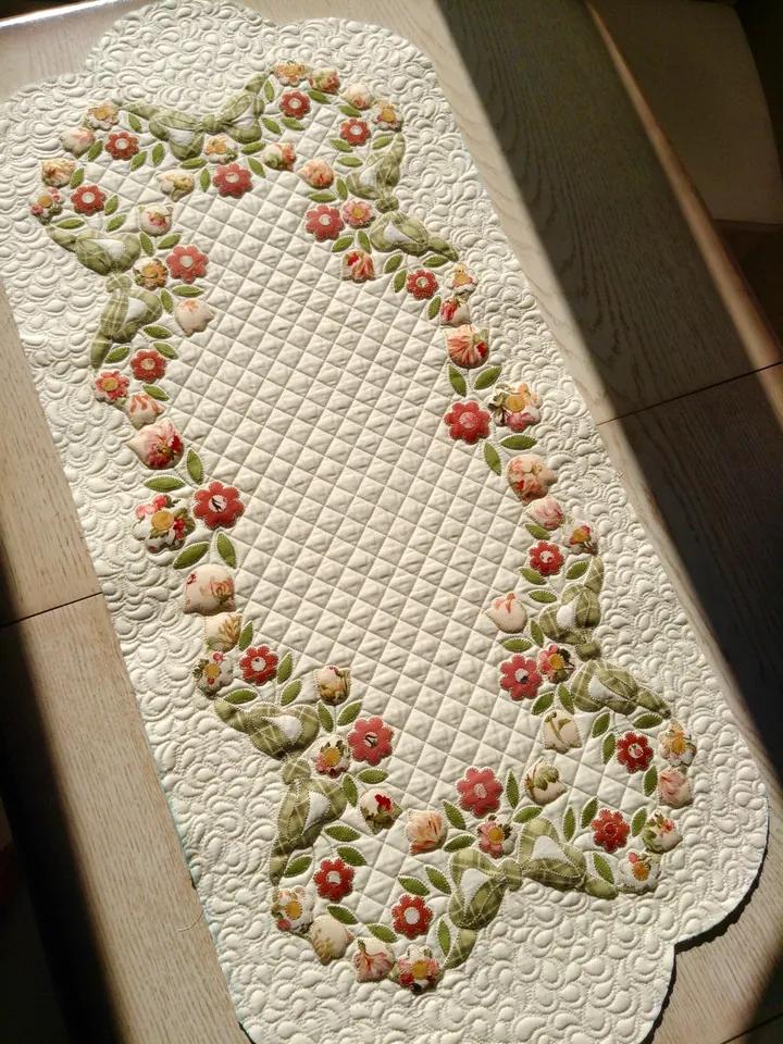 Easter Table Topper Applique Pattern in PDF format, Digital pattern for applique.