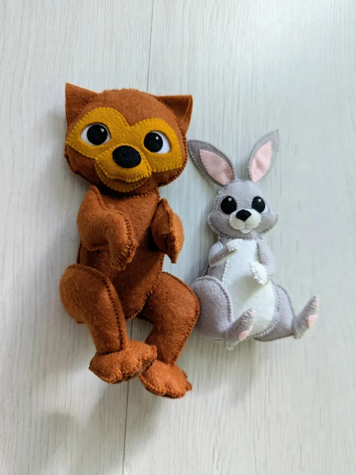 Song "Rainbow", Super simple songs, Bear and rabbit made of felt toys