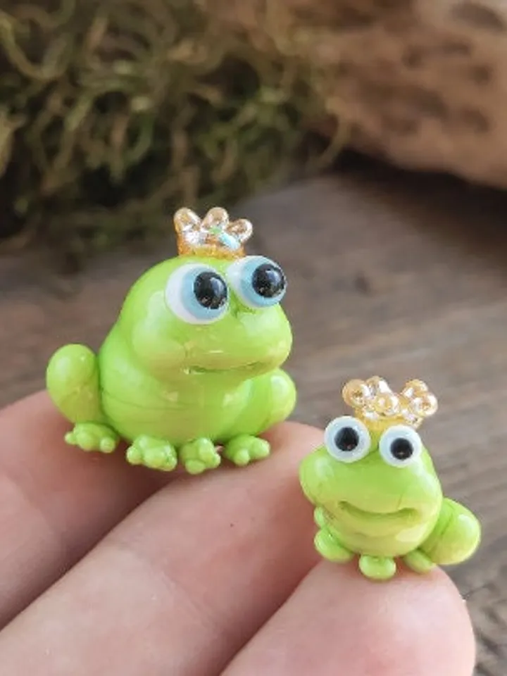 Frog figurines Frog gifts Glass frog Miniature frog Frog decor Glass frog Glass figurines Tiny glass animals Blown glass art Terrarium
