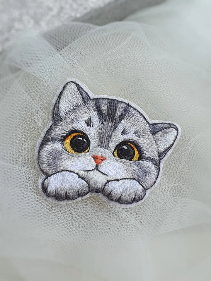 Kitten Brooch. Hand-embroidered brooch, artistic satin stitch.