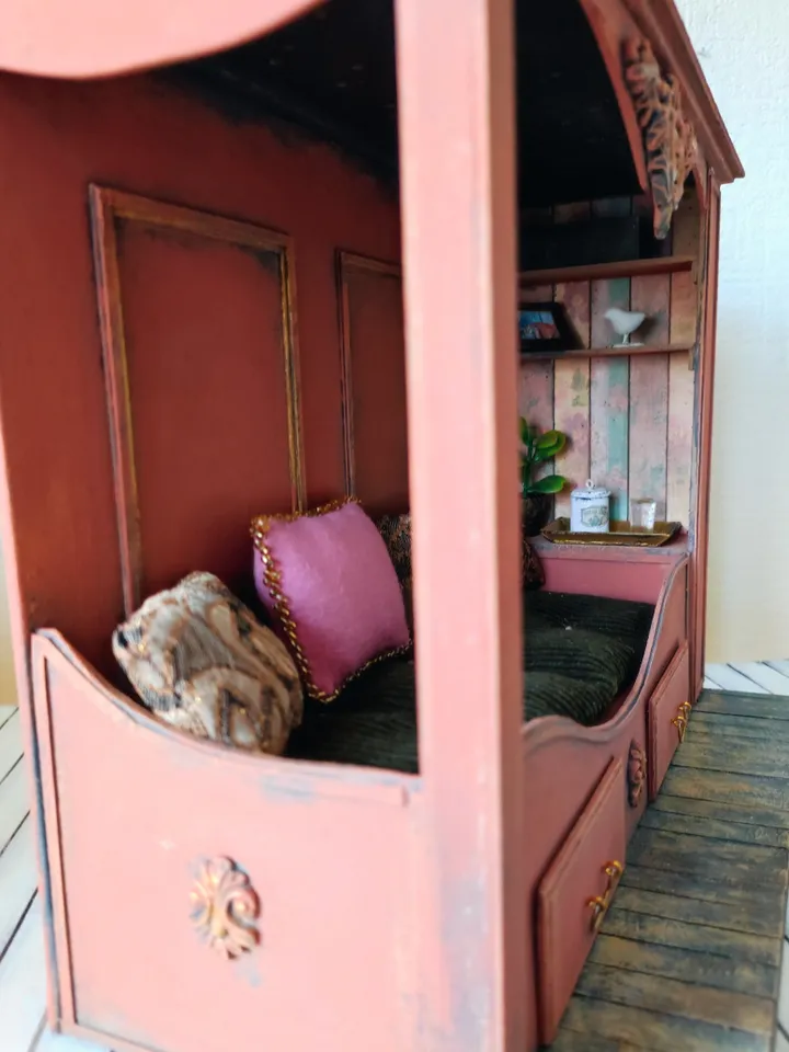 Roombox Doll Bed 1/12 shabby chic pink