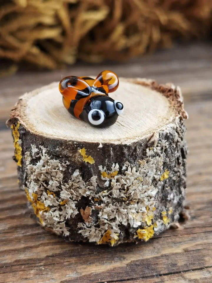 Queen Bee figurine Miniature Bee gifts Honey bee decor Bumble bee gift Terrarium figurines Tiny glass animals Micro bee Small bee Glass bee