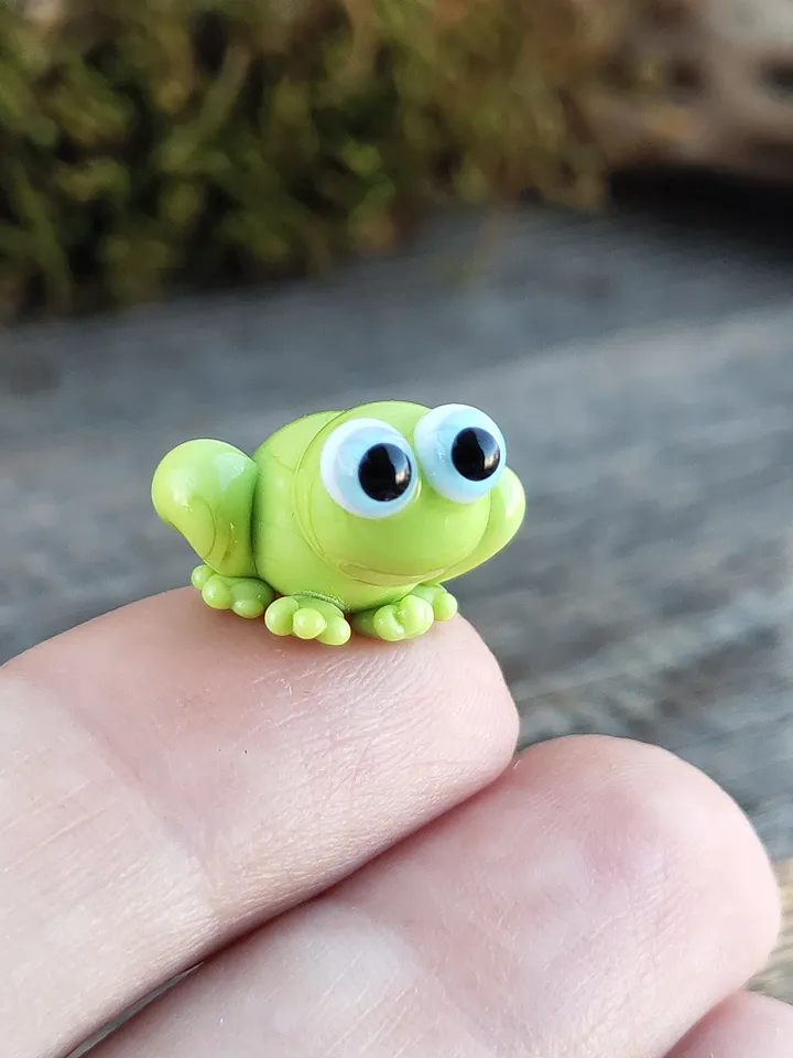 Frog gifts Frog figurine Tiny frog miniature, mini glass frog figurine, micro frog sculpture, small reptile figure Frog ornament Frog decor
