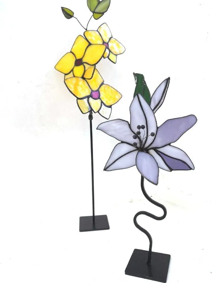 Stained Glass: Lily on a Stand, Graceful Lily – Glass Flower on Base, Lily Blossom – Tiffany Glass Sculpture, Elegant Lily – Decorative Glass Art, Delicate Lily – Handmade Glass Accent, Tiffany Lily – Floral Stained Glass on Stand