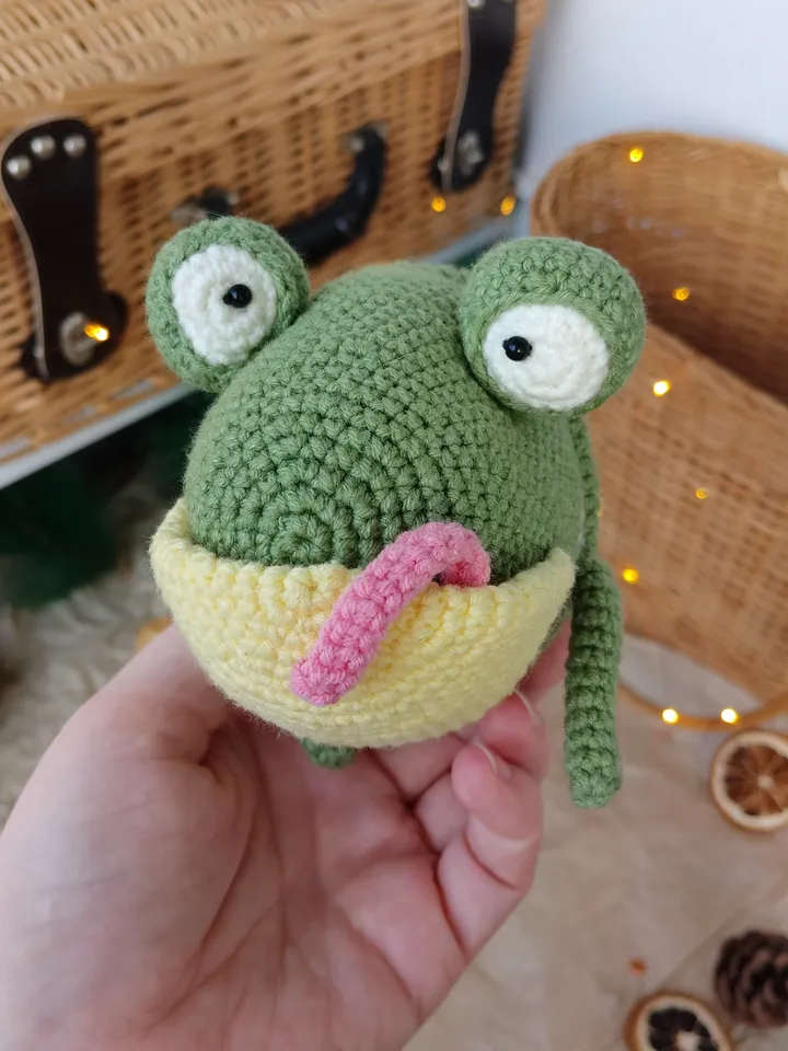 Stuffed green lizard plush toy for friend gift. Cute soft reptile for baby shower gift
