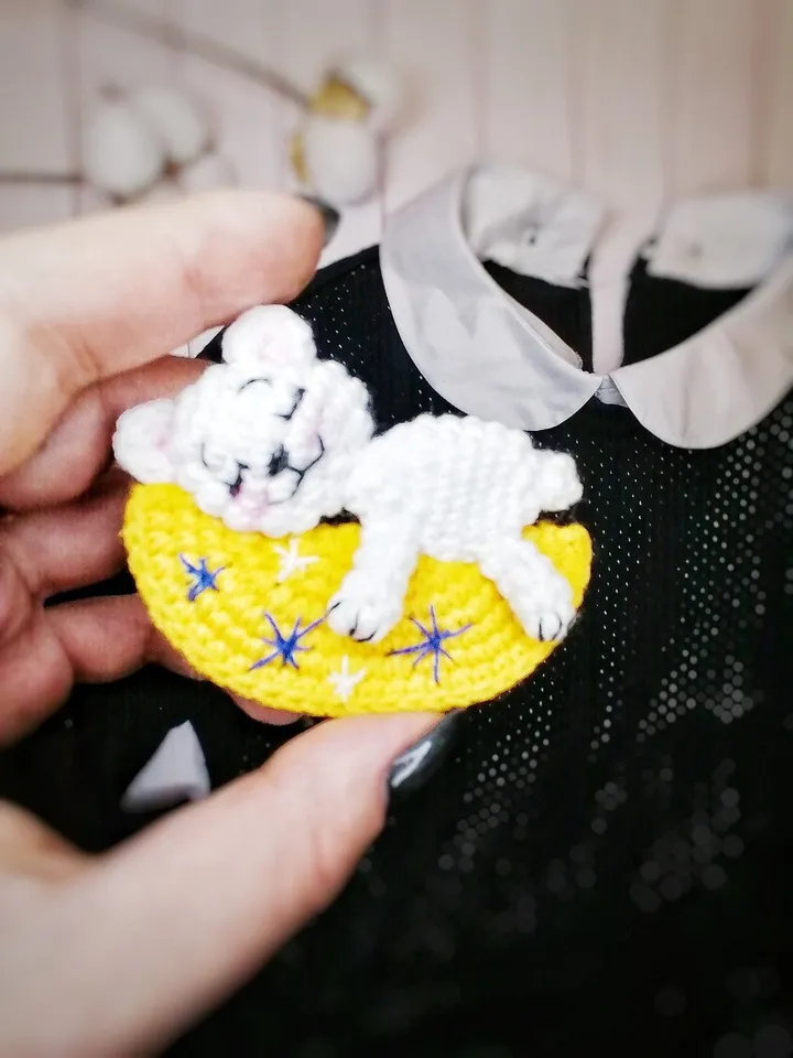 PDF Crochet Pattern Teddy Bear Brooch, Sleeping Bear Amigurumi, Small Crochet Toy Pattern DIY Amigurumi Animal Gift Idea Cute Crochet Brooch