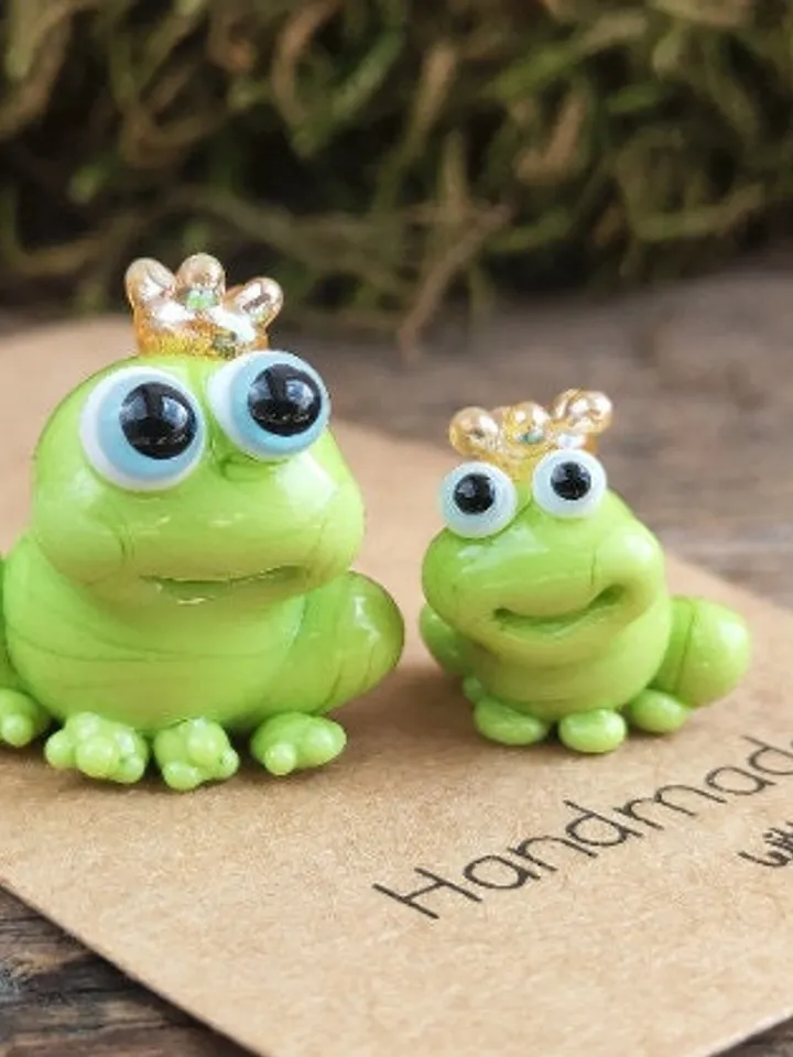 Frog figurines Frog gifts Glass frog Miniature frog Frog decor Glass frog Glass figurines Tiny glass animals Blown glass art Terrarium
