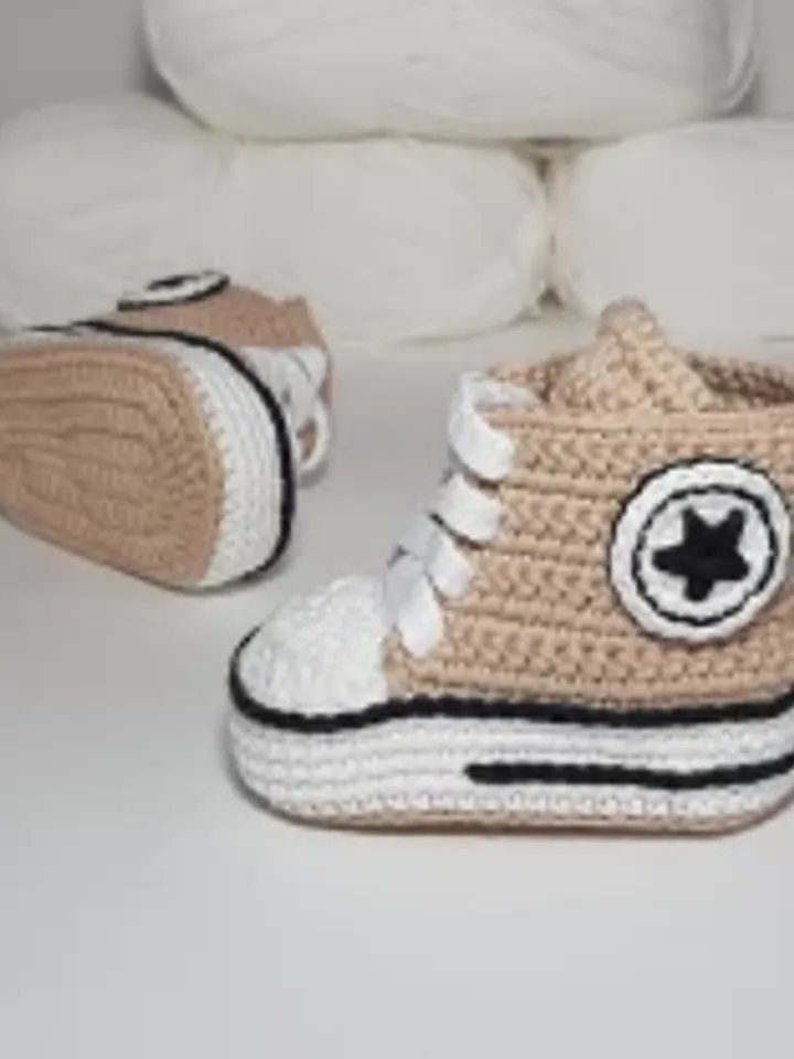 Crochet baby booties for boy or girl, neutral newborn slippers first shoes, expecting mom gift, newborn gift