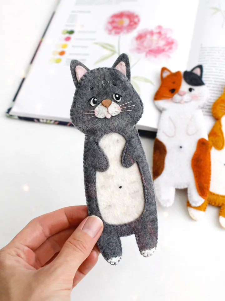 Felt long cats bookmarks hand sewing PDF tutorial with patterns. DIY cat bookmarks. Book and pets lover gift. Felt school supplies