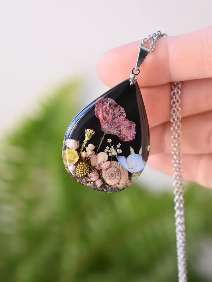 Tiny Flower Necklace. Poppy seed pods and shells in resin. Pendant with autumn flowers and herbs in resin.