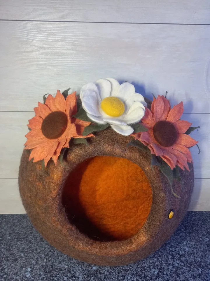 Валяные домики-лежанки для кошек и небольших животных.