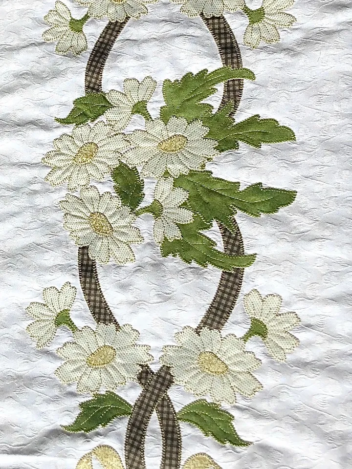 Applique Pattern Table Runner "Chamomile Wreath" in PDF format.