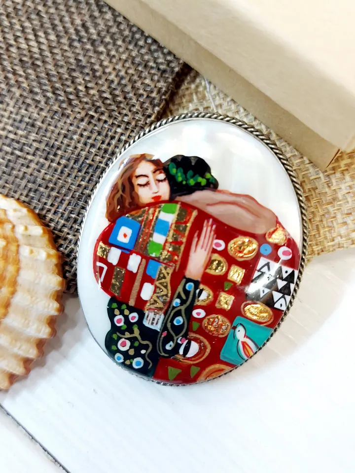 Brooches for women: The Embrace by Gustav Klimt on pearl brooches • Gorgeous brooch for lovers • Love & feelings • Painted lacquer pin