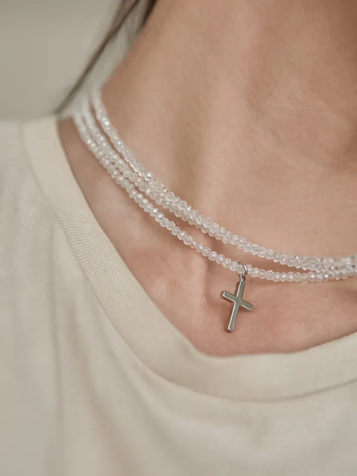Three-turn choker made of glass beads