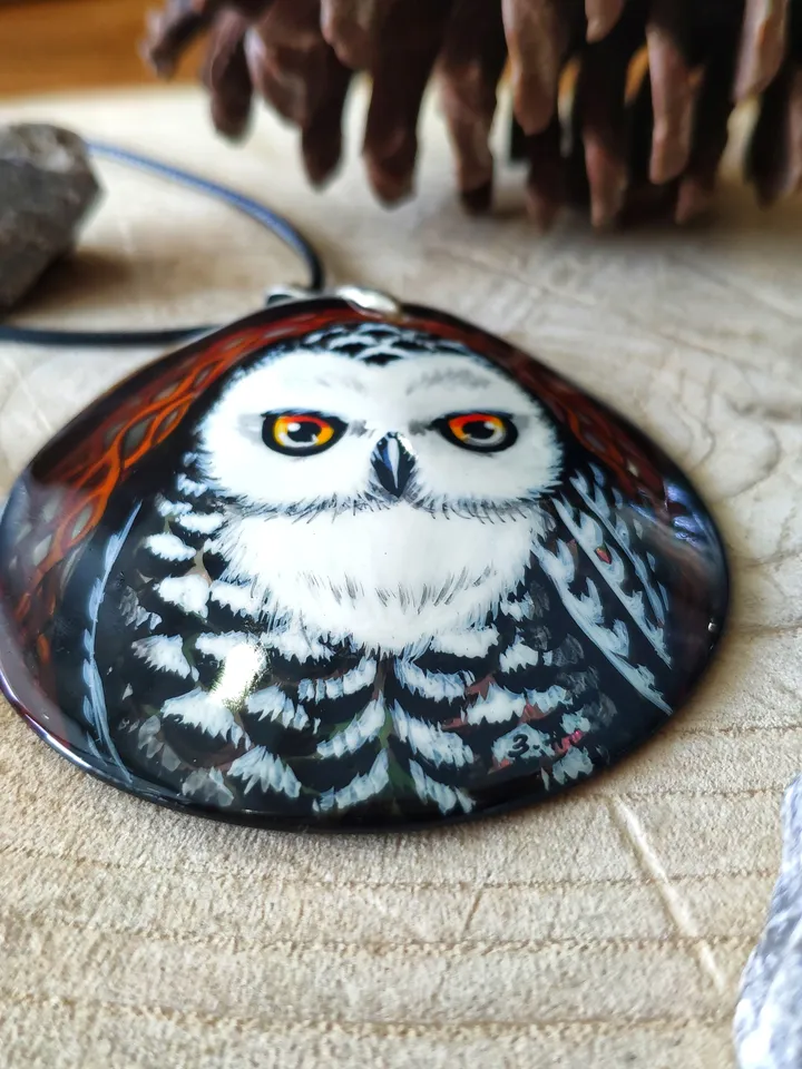 Pearl pendant necklace: Snowy owl handmade jewelry • Ghost of Artic painted on mother of pearl • dainty wisdom talisman • snow owls amulet