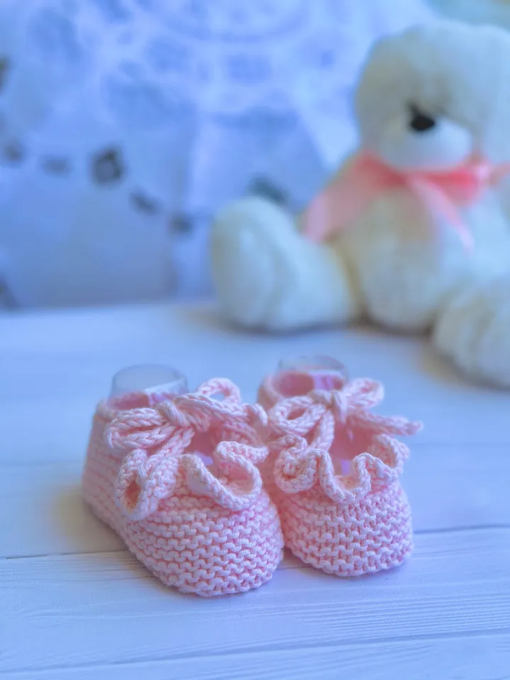 Cute PDF Newborn Booties with a Ruffle Seamless Knitting Pattern – Comfort for Your Newborn Tiny Feet with video ENG