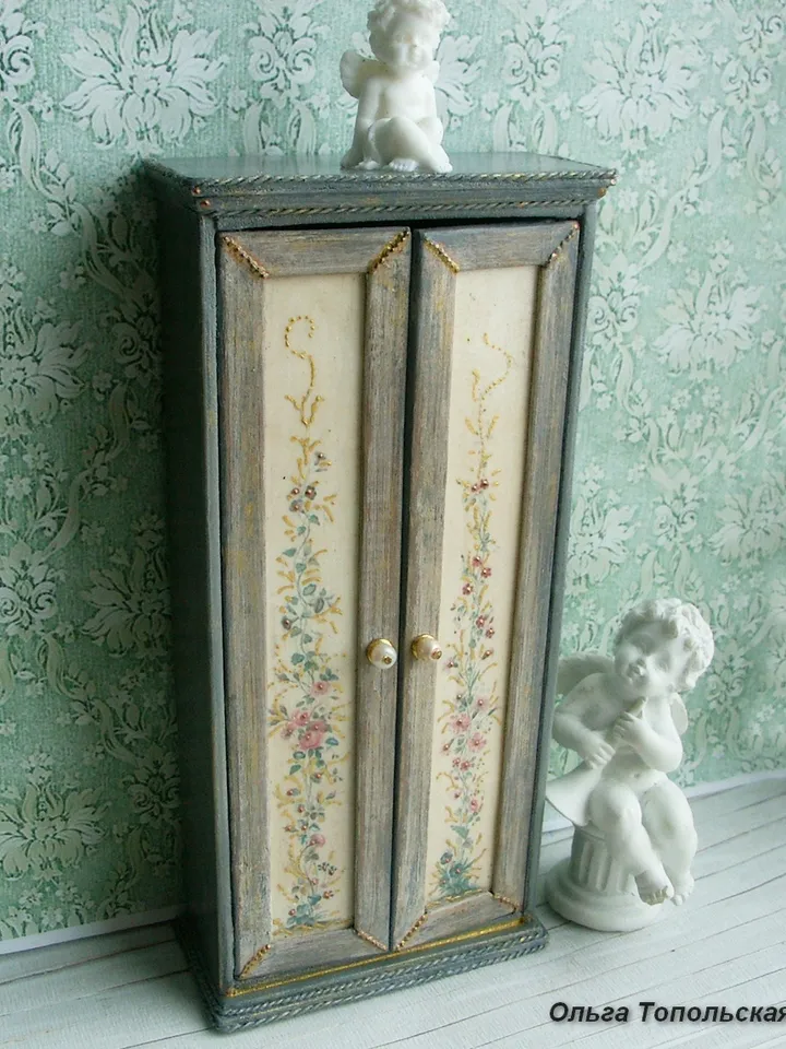 Dollhouse furniture in 1:12 scale.