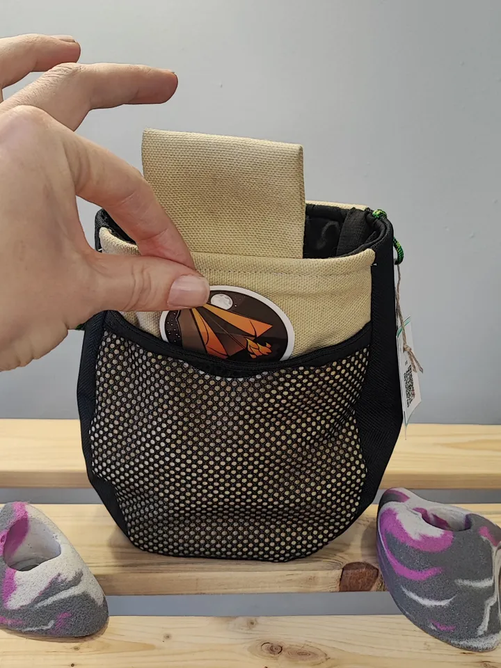 Chalk bag frog energy for rock climbing