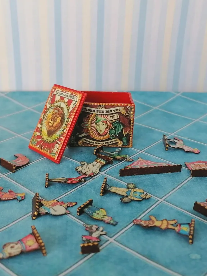 Box with circus figurines to fill the dollhouse in 1:12 scale. Completely handmade.