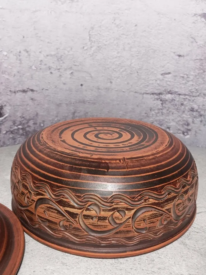 Pottery casserole 84.53 fl.oz Handmade from red clay, carved pattern