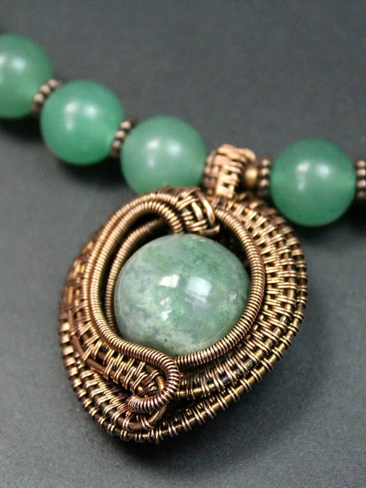 Handmade necklace with pendant made of copper wire and Indian agate stone.