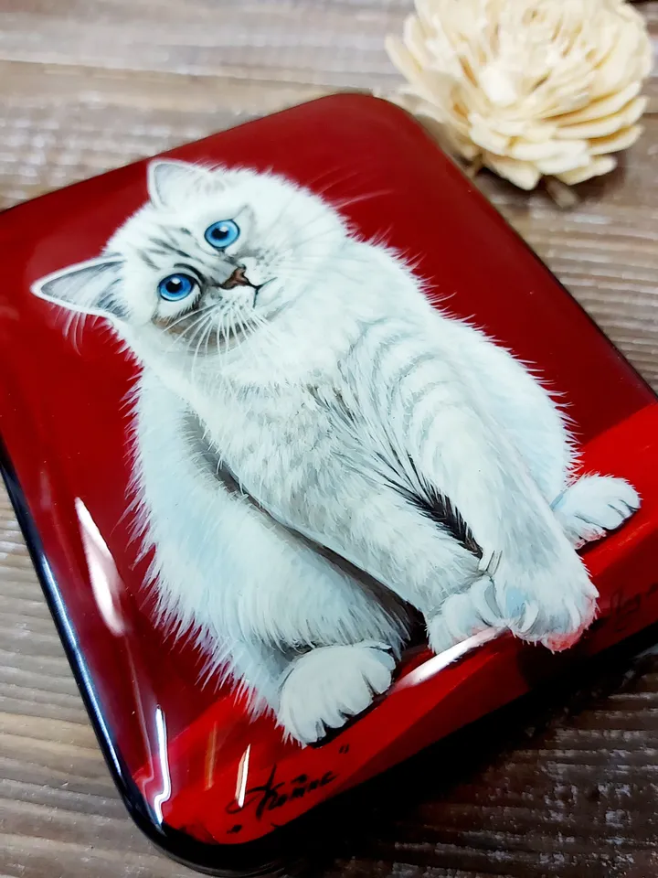 Beautiful Russian Lacquer Box"White cat " Hand painted miniature painting jewelry box Mother of pearl Papier mache Art gift Fedoskino