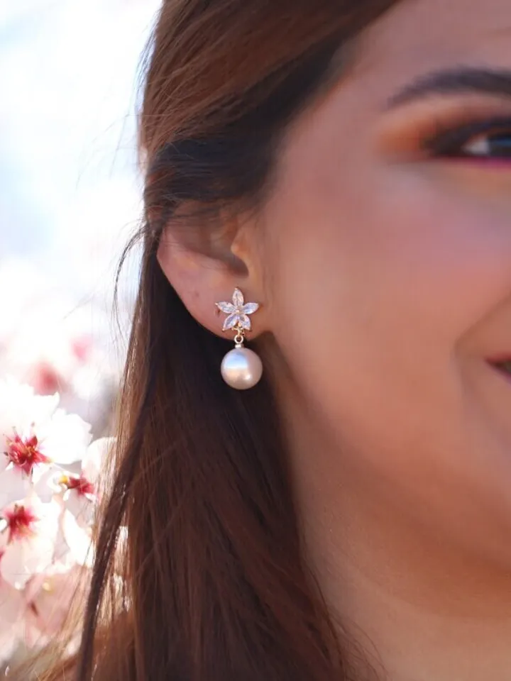 Bridal Drop Earrings, Gold Wedding Earrings, Pearl Wedding Earrings, Swarovski Bridal earrings, Wedding Earrings for brides, Flower Earrings
