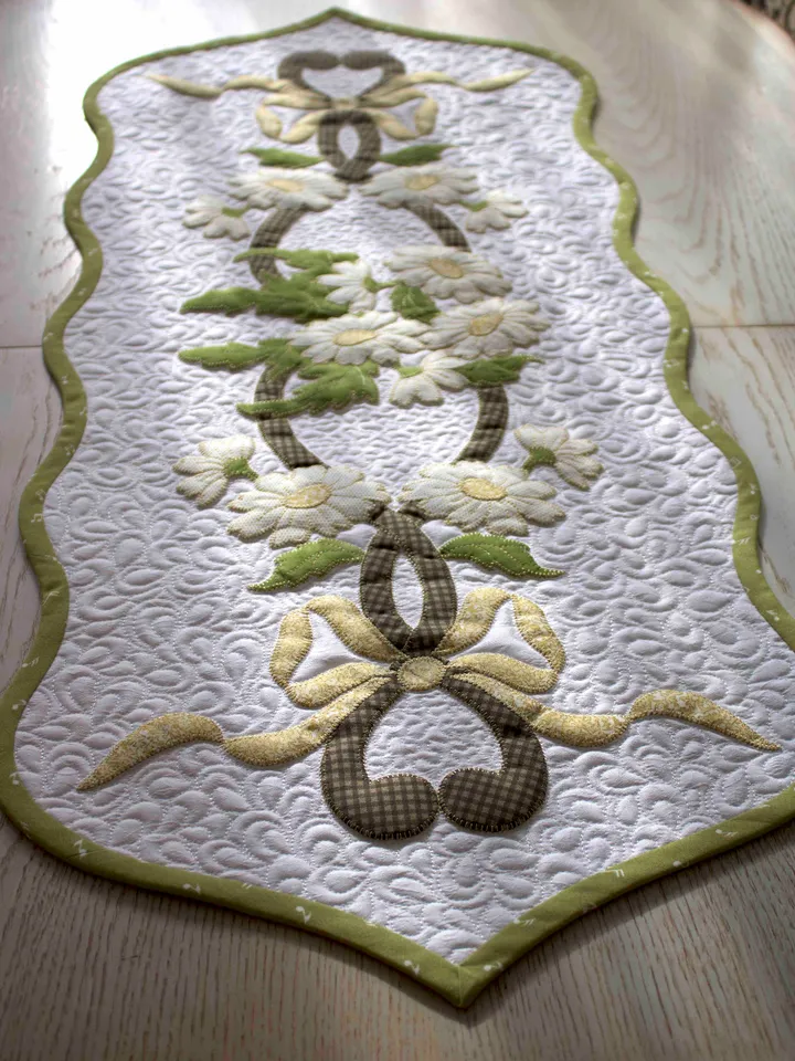 Applique Pattern Table Runner "Chamomile Wreath" in PDF format.