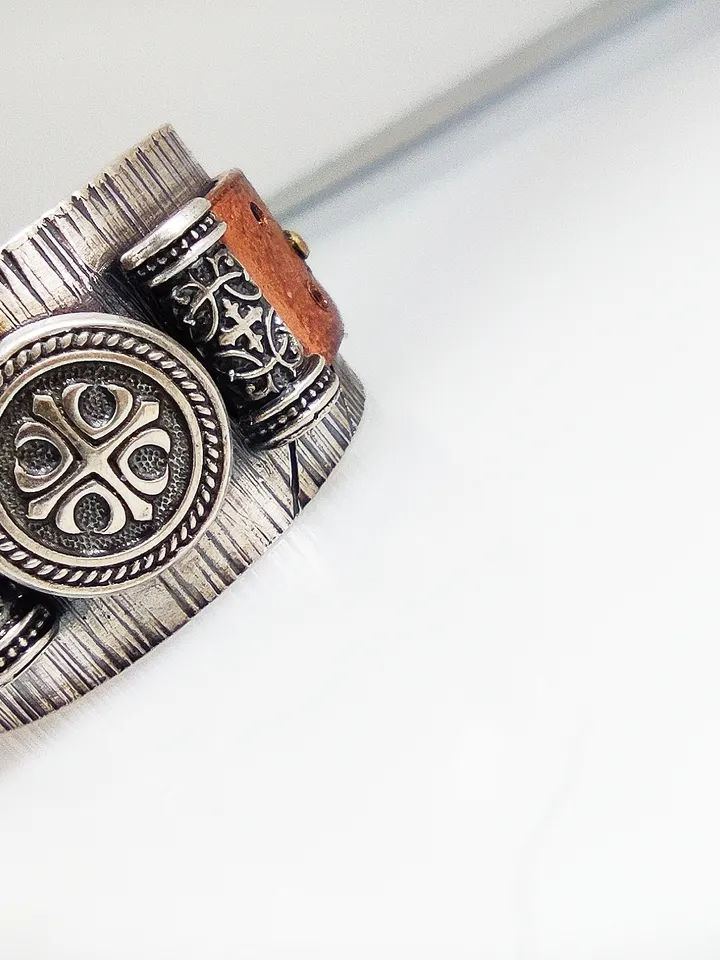 Stylish designer ring. You can choose a bracelet or chain for the ring.