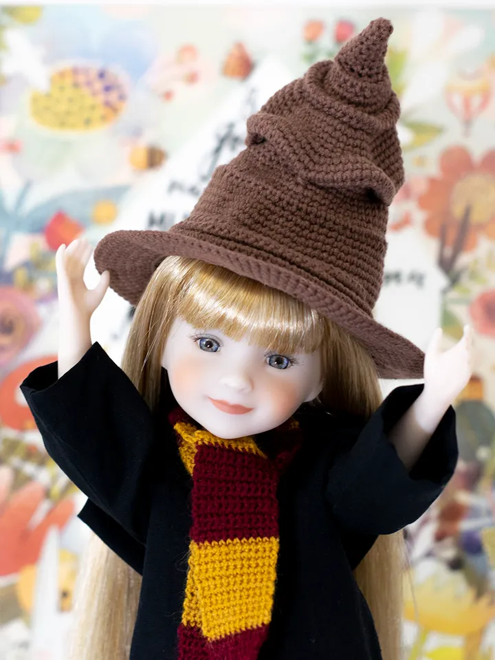 Miniature crocheted realistic sorting hat for dolls and toys for Halloween or Christmas, gift Harry Potter lovers