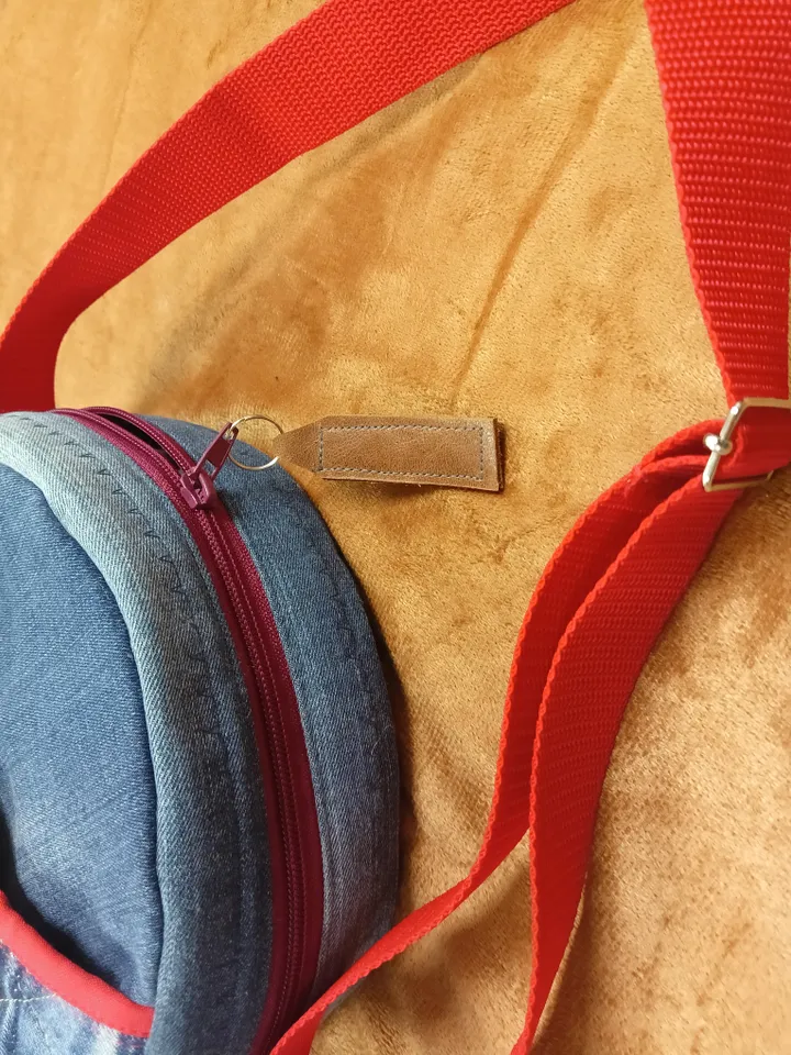 Round denim crossbody bag, for various necessary trifles, with 3 pockets and a long red strap 120 cm, cotton inside, d 20,5 cm
handbag for small things. Put your phone, wallet, glasses, keys in it and go for a walk / You will love it!