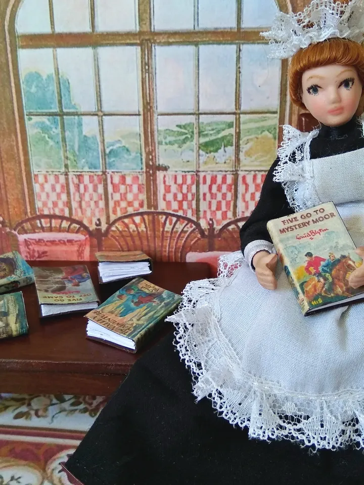 Books. A set of books. 6 items.1:12 scale.