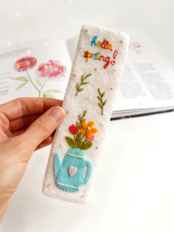 Felt "hello, spring!" bookmark hand sewing PDF tutorial with patterns. DIY Easter ornament. Book lover gift. Felt school supplies