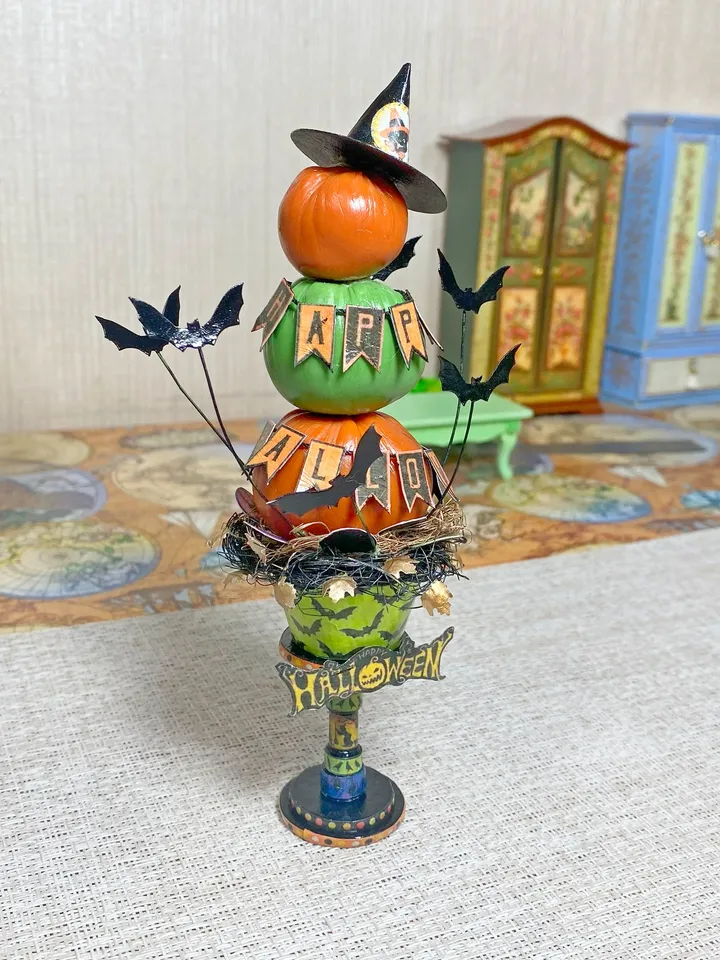 Pumpkins in a flower pot for Halloween. Dollhouse miniature.1:12.