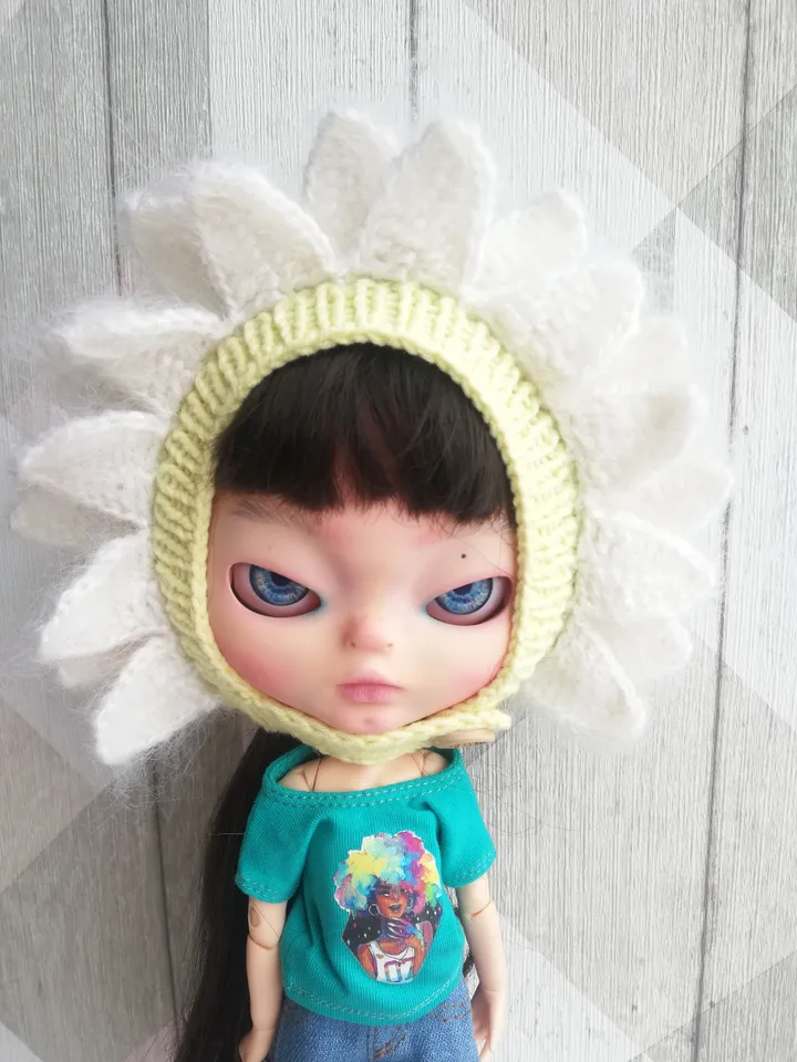 Blythe crochet helmet Chamomile