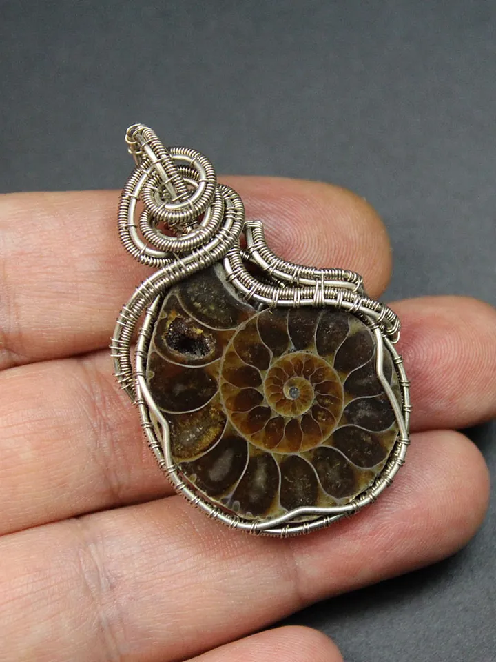 Handmade pendant made of natural ammonite and nesilber wire