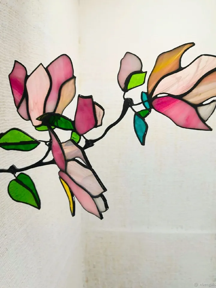Magnolia Twig. Tiffany-Style Stained Glass, Tiffany Stained Glass Magnolia Branch, Delicate Magnolia in Tiffany Technique, Magnolia Bloom Branch in Tiffany-Style Glass, Handcrafted Magnolia Twig – Tiffany Stained Glass