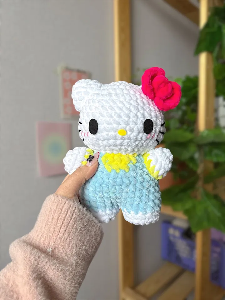PATTERN crochet hello kitty, pdf crochet pattern, US terms, sanrio crochet, keychain crochet, amigurumi kitty in overalls
