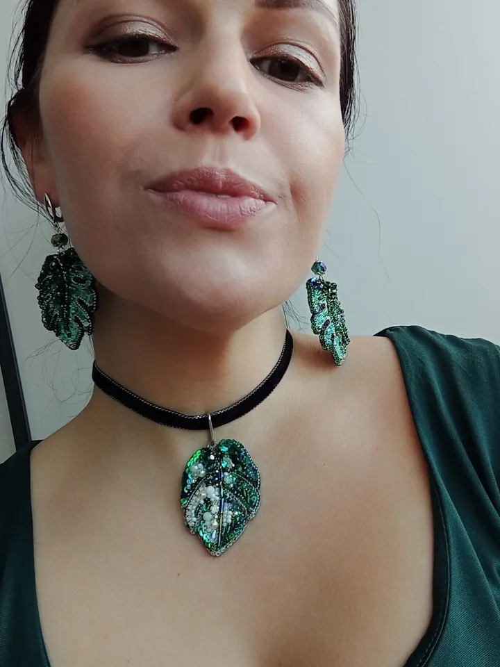 Handmade beaded emerald monstera leaf earrings, monstera jewelry, plant earrings, leaves earrings, monstera gift