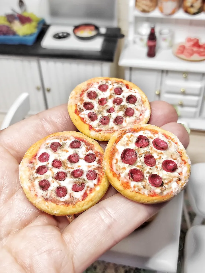 Miniature pizza, fast food for dolls, food size 1 12, scale 1 6, dollhouse miniature, mini food, mini pizza, tiny food