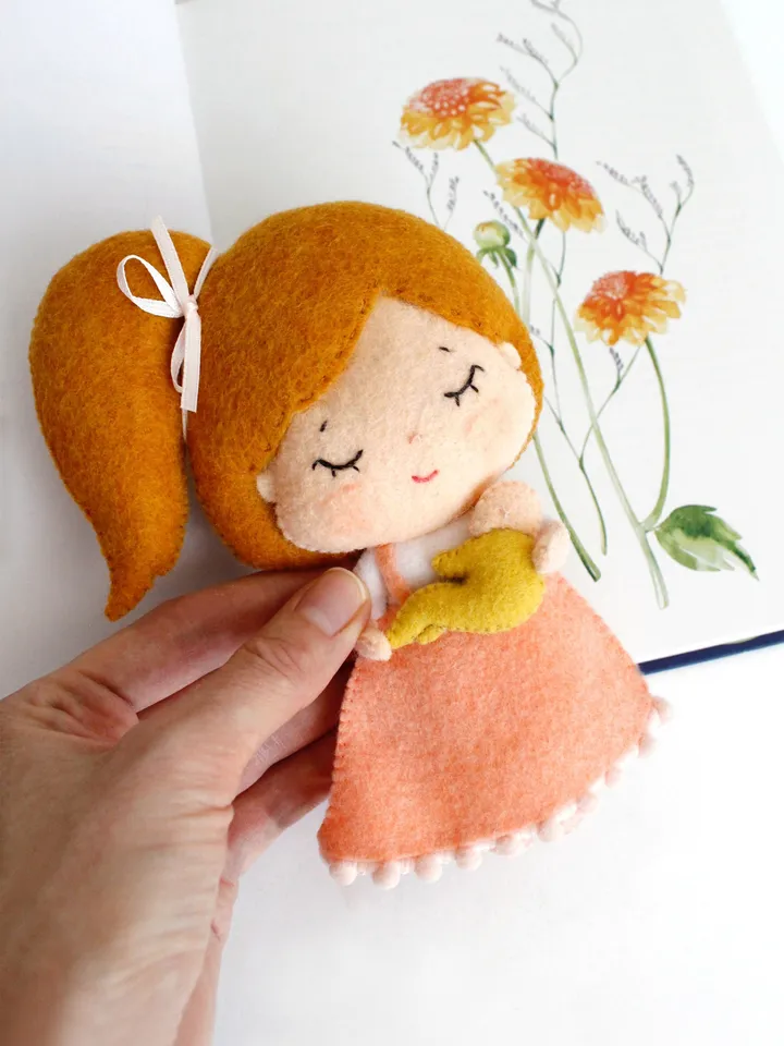 Felt mama doll with a baby hand sewing PDF tutorial with patterns. Soft toy pattern. DIY Mother's day gift. Handmade present for mom