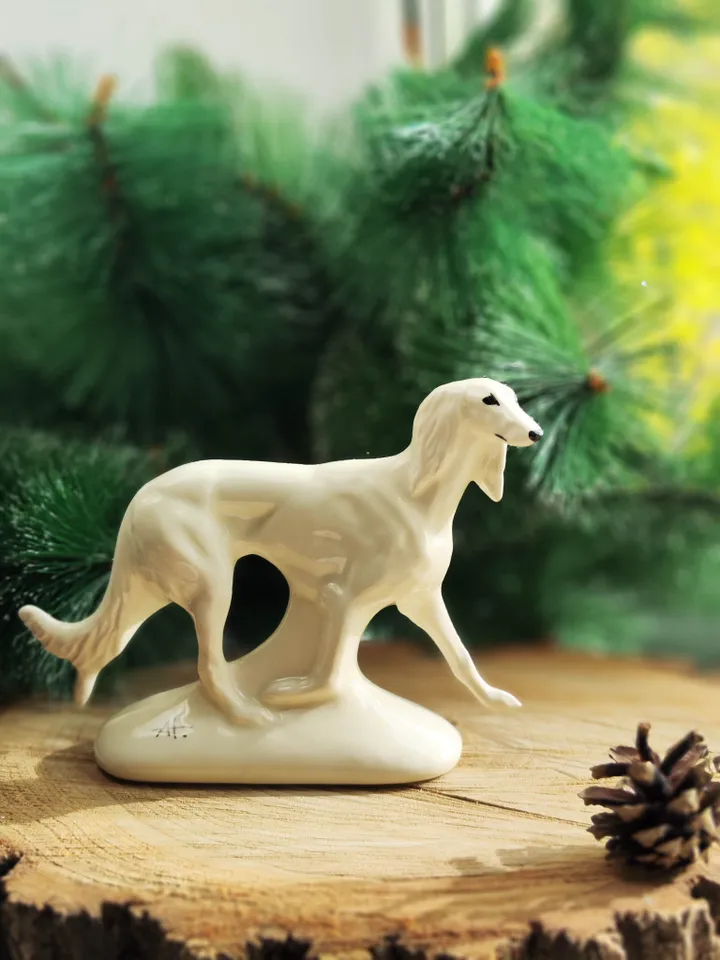 Figurine saluki dog