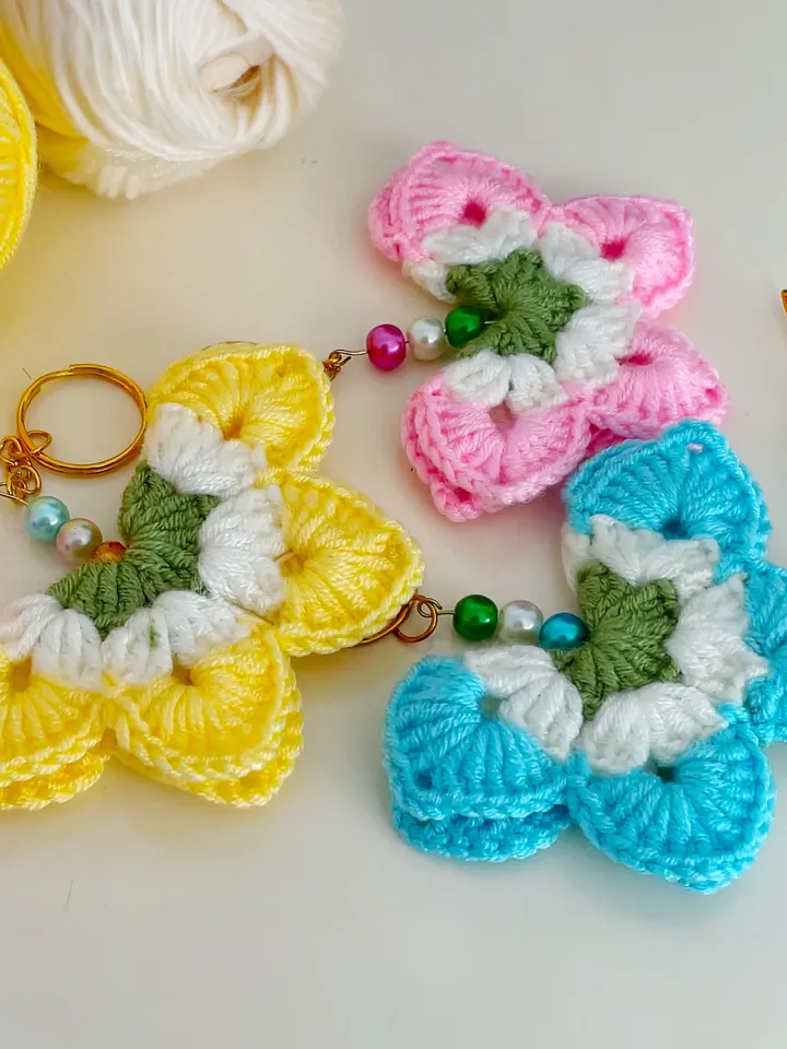 Crochet Flower Keychain Pattern, Easy PDF Tutorial for Beginners, Handmade Gift Idea for Valentineโs or Car Accessories
