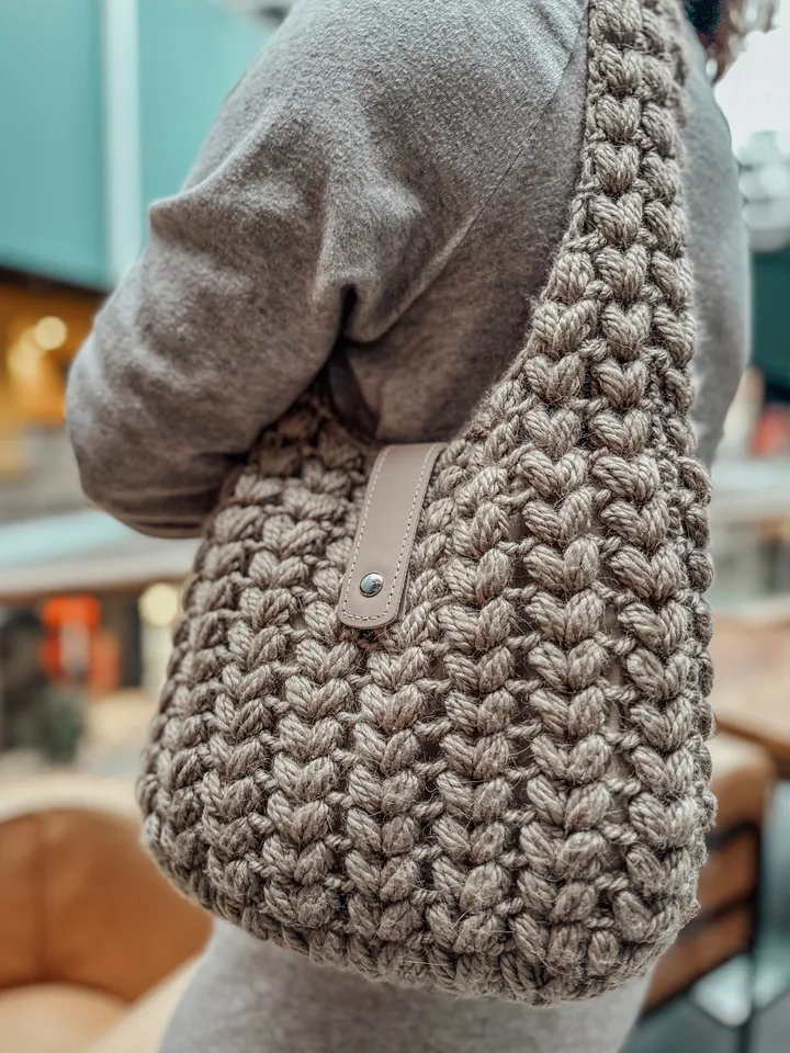 Crochet pattern cozy shoulder bag PDF digital instant download and video tutorial, winter wool handbag, eco friendly purse, warm women tote
